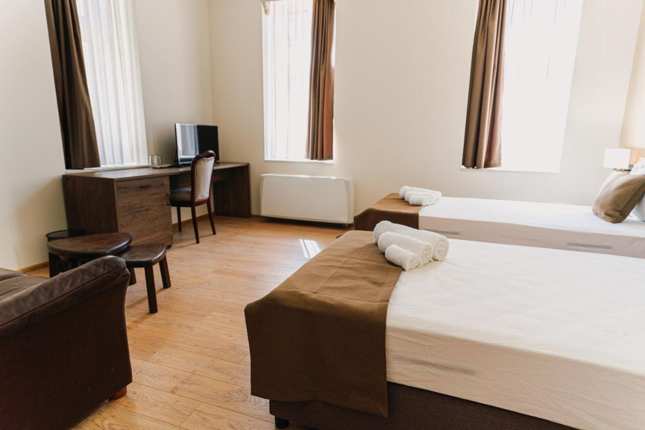Hotel Хотел Театъръ Pleven Esterno foto