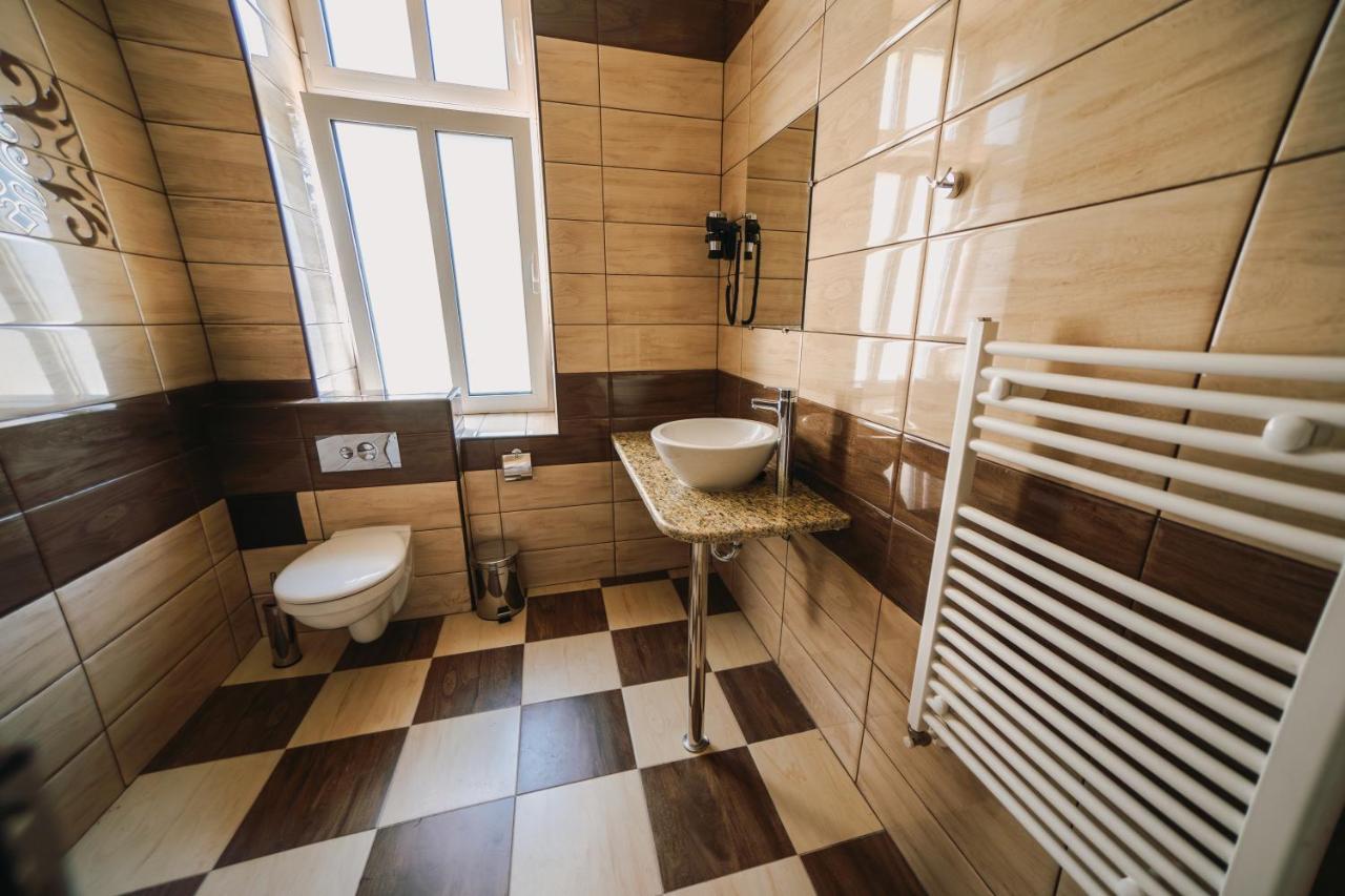 Hotel Хотел Театъръ Pleven Esterno foto