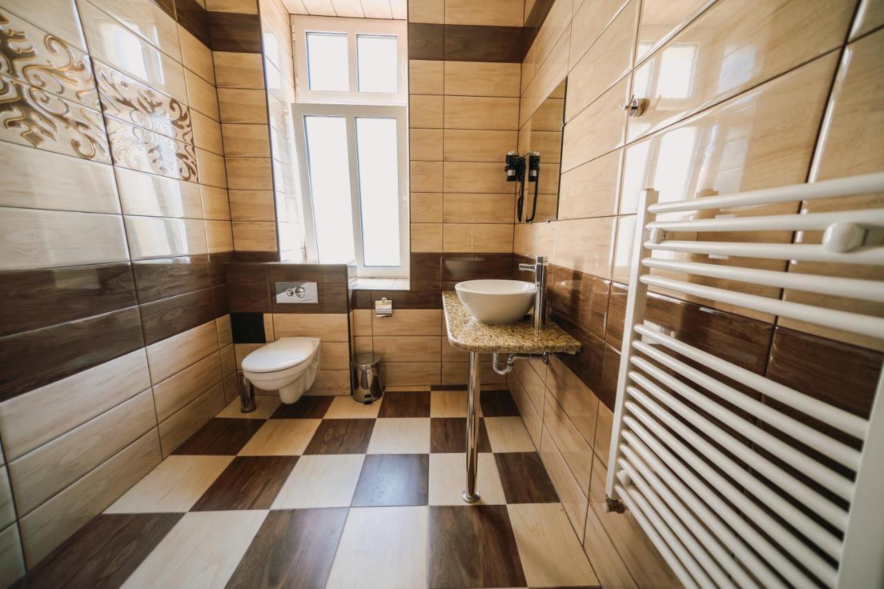 Hotel Хотел Театъръ Pleven Esterno foto