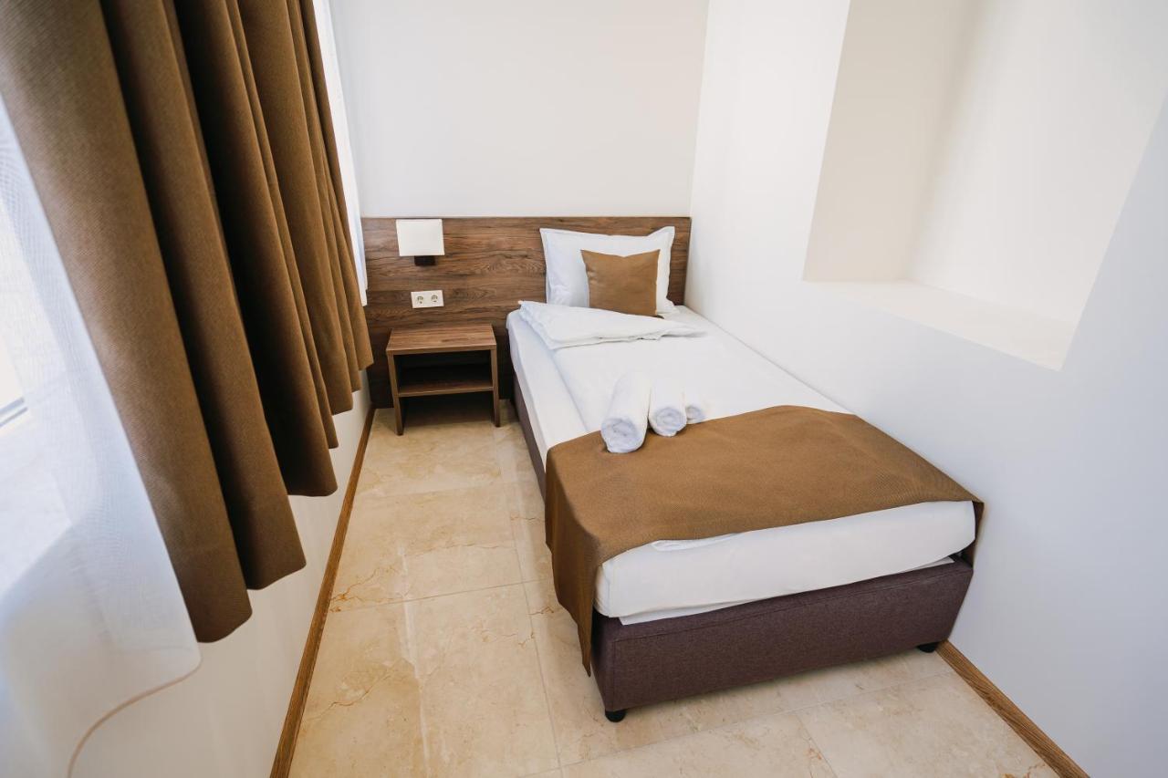 Hotel Хотел Театъръ Pleven Esterno foto
