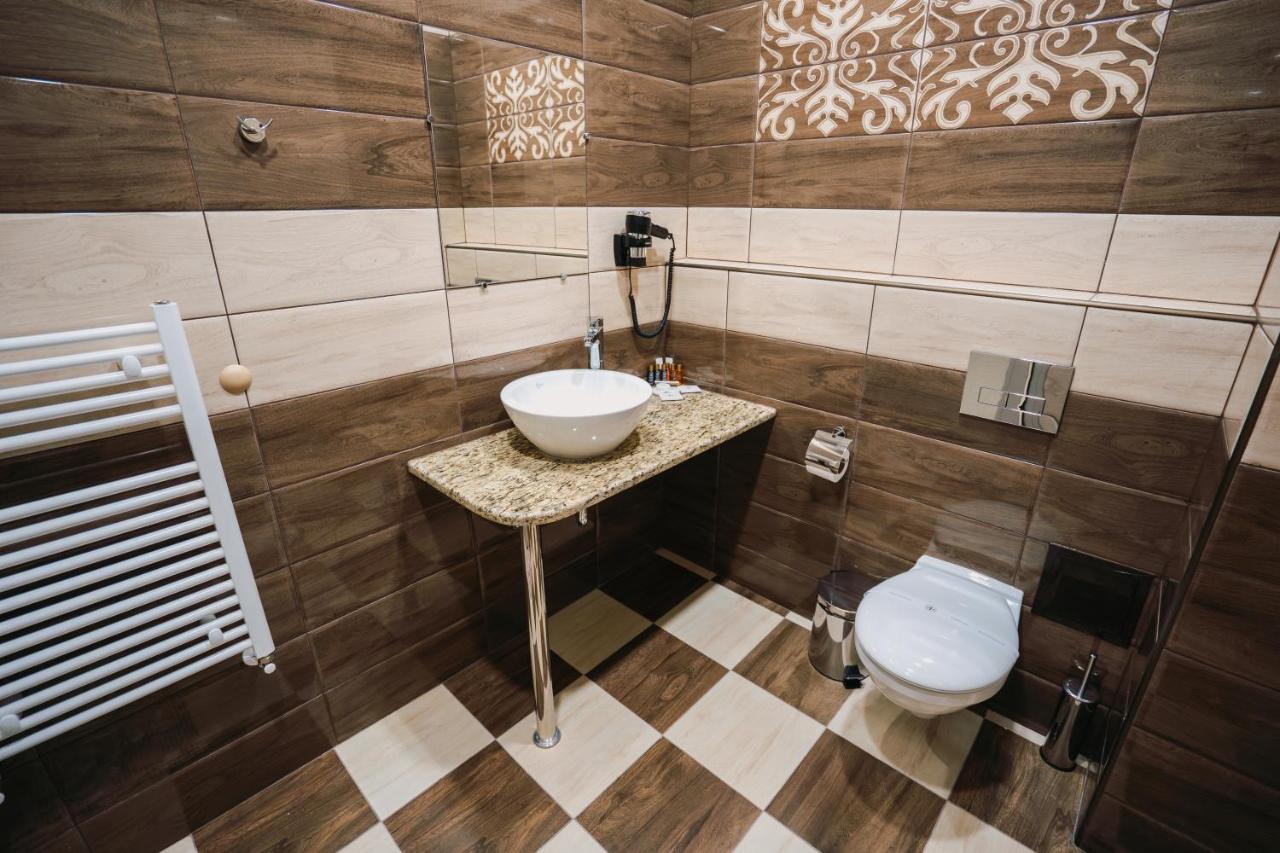 Hotel Хотел Театъръ Pleven Esterno foto