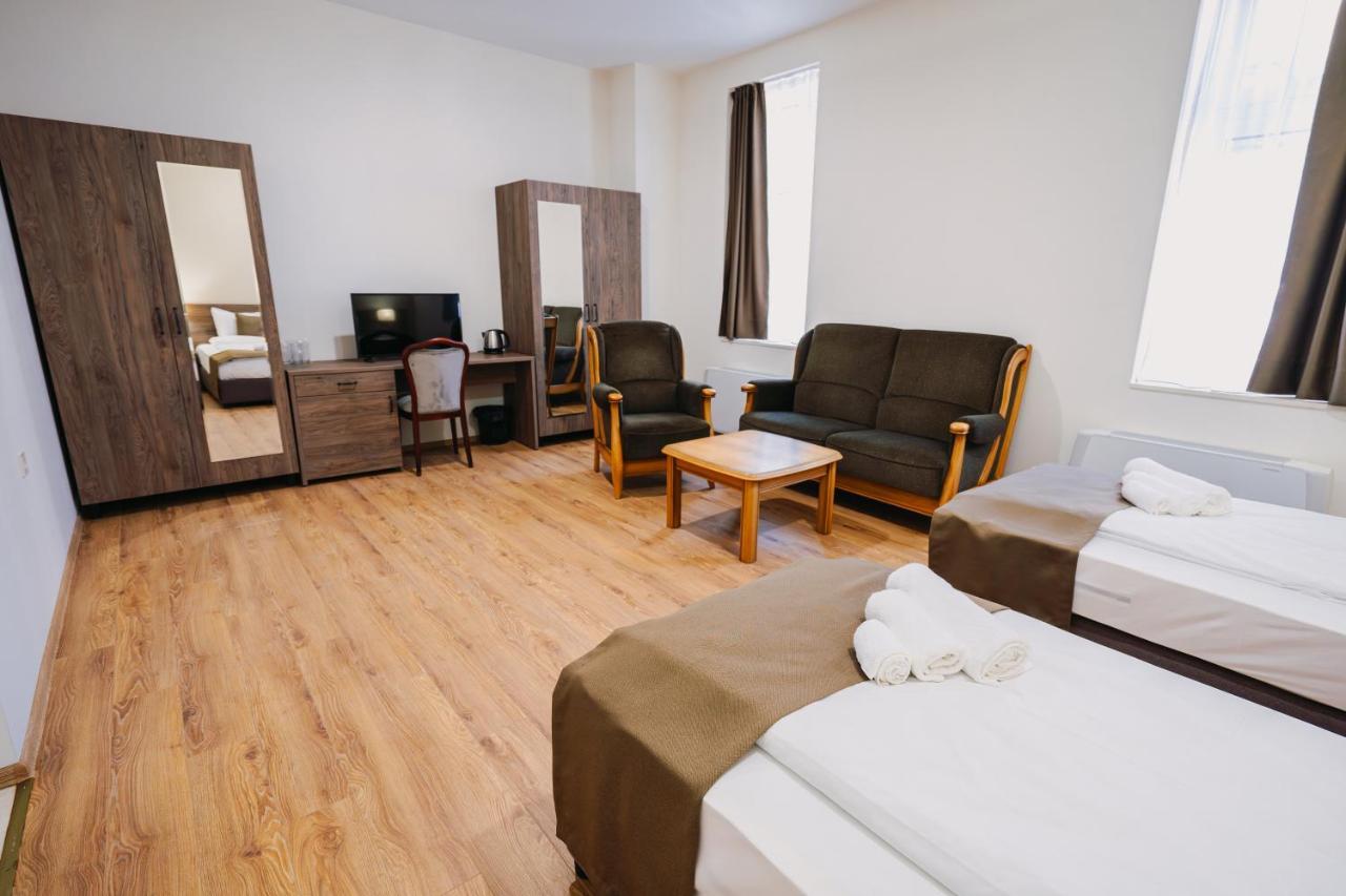 Hotel Хотел Театъръ Pleven Esterno foto