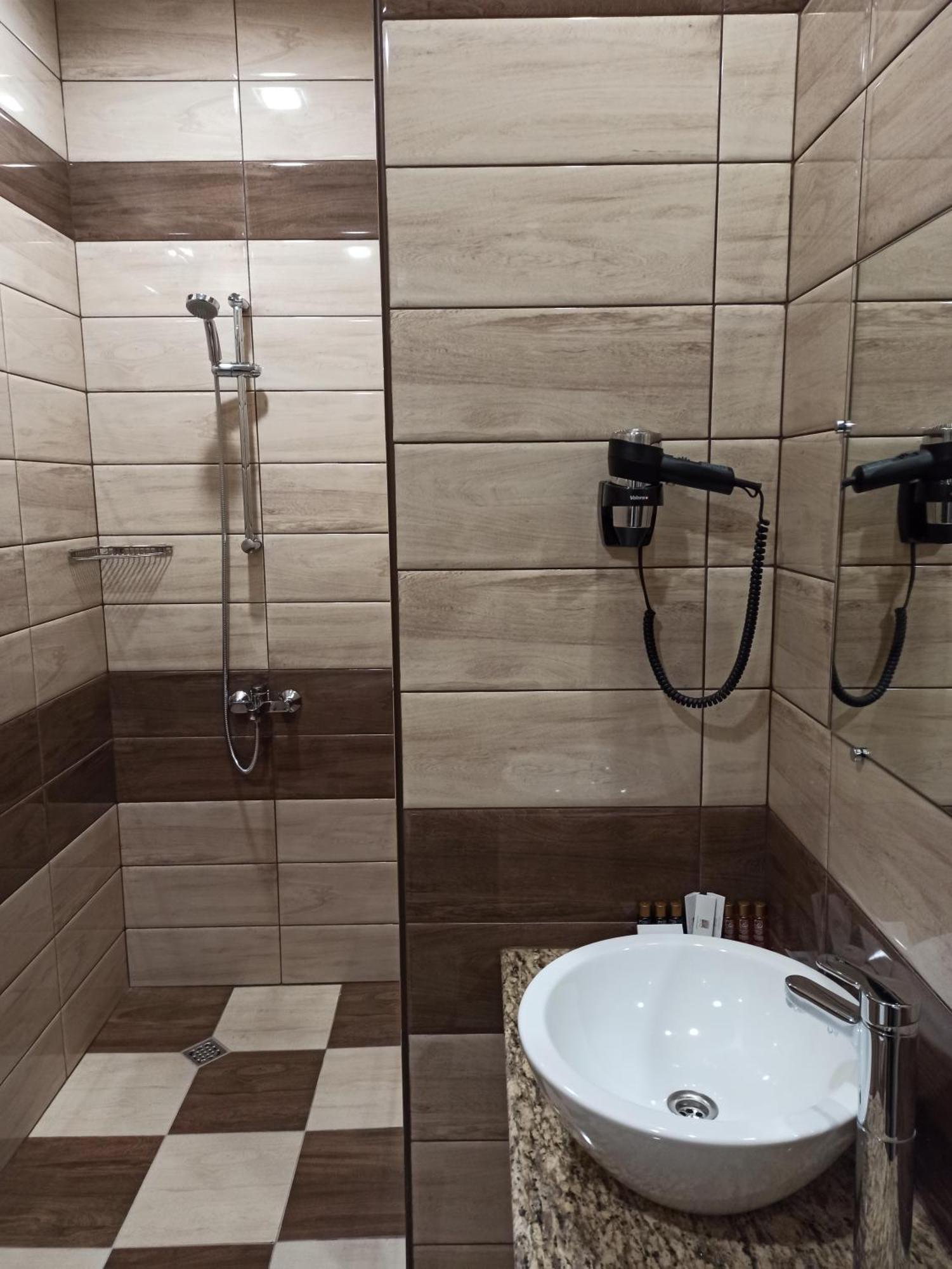 Hotel Хотел Театъръ Pleven Esterno foto