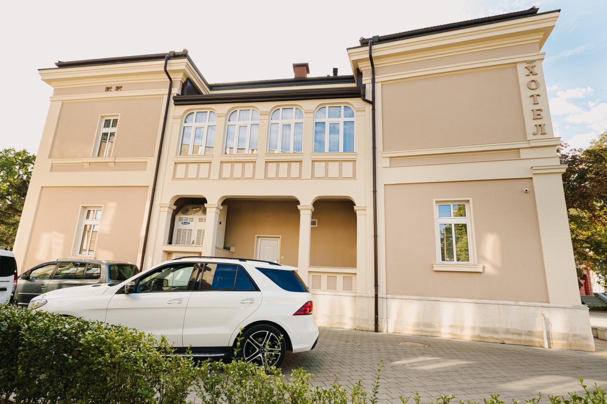 Hotel Хотел Театъръ Pleven Esterno foto