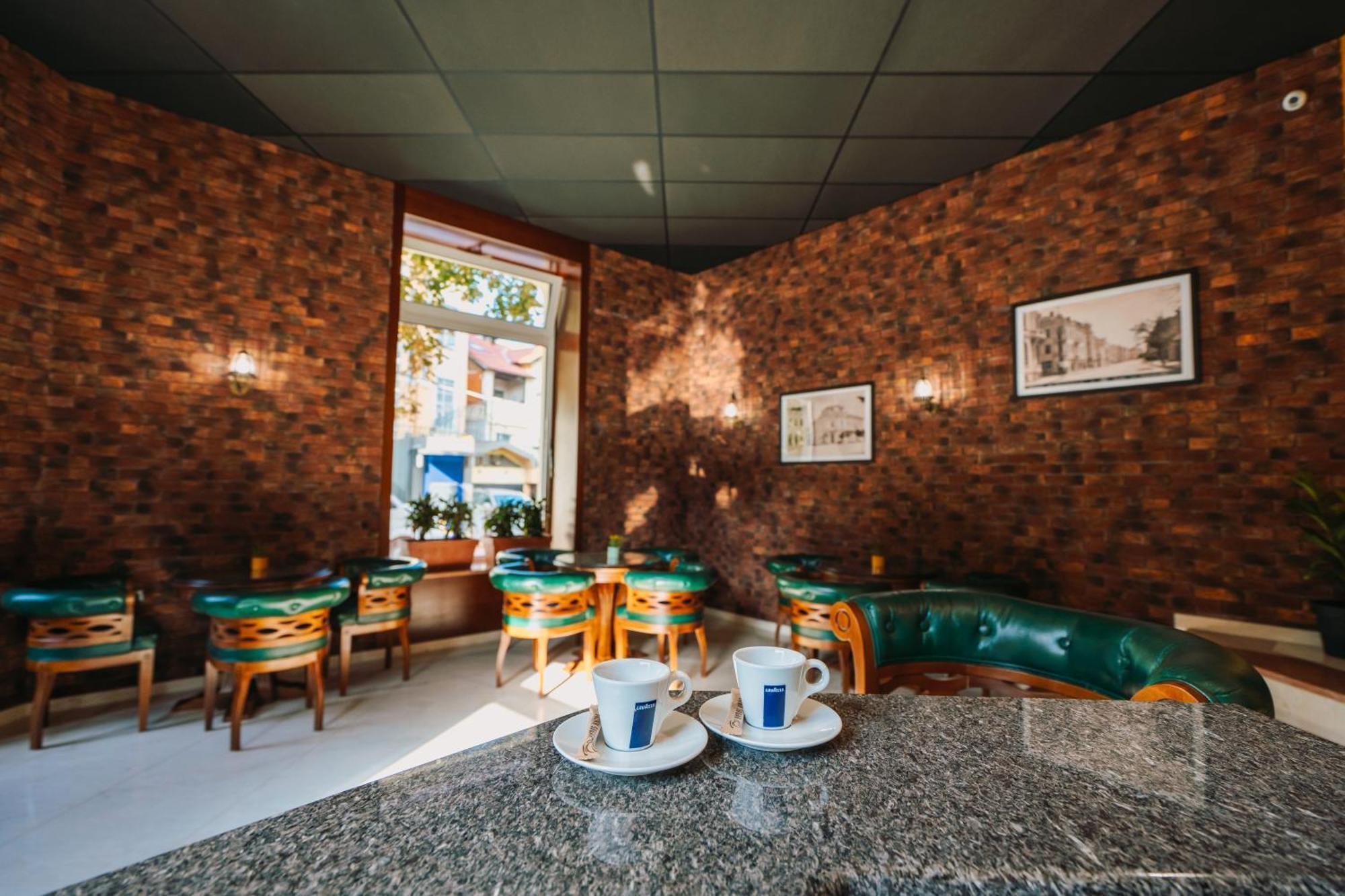 Hotel Хотел Театъръ Pleven Esterno foto
