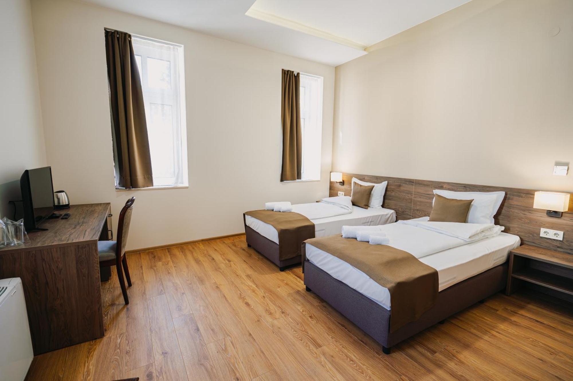 Hotel Хотел Театъръ Pleven Esterno foto