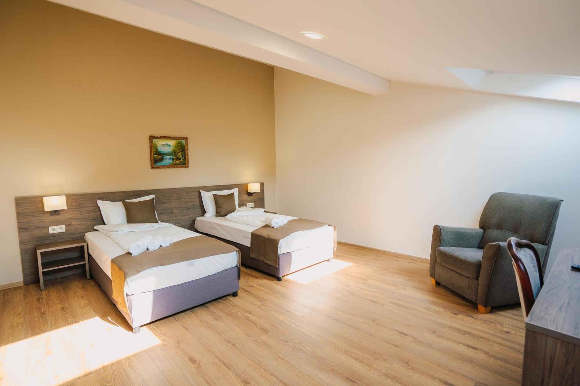 Hotel Хотел Театъръ Pleven Esterno foto
