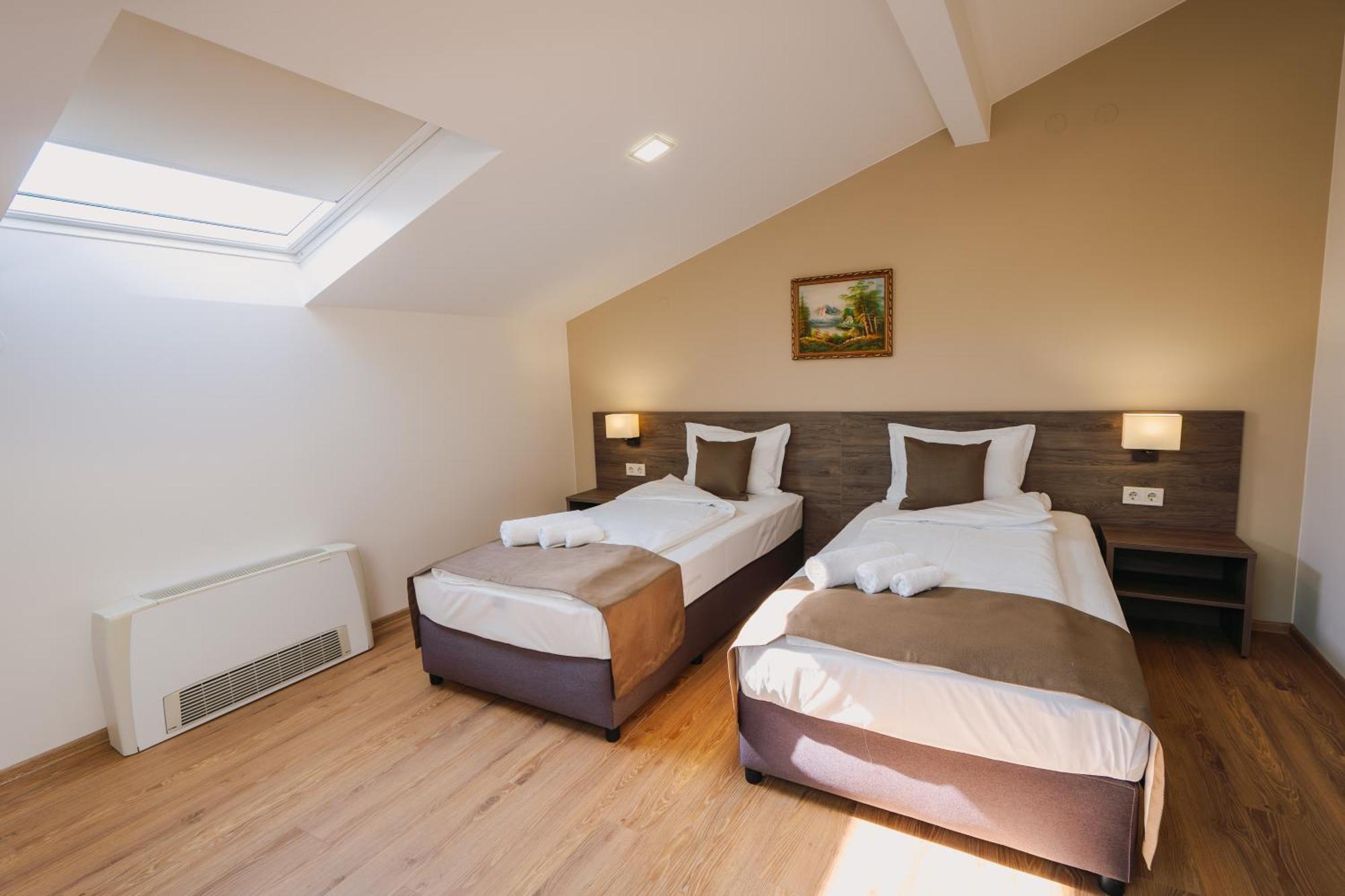Hotel Хотел Театъръ Pleven Esterno foto