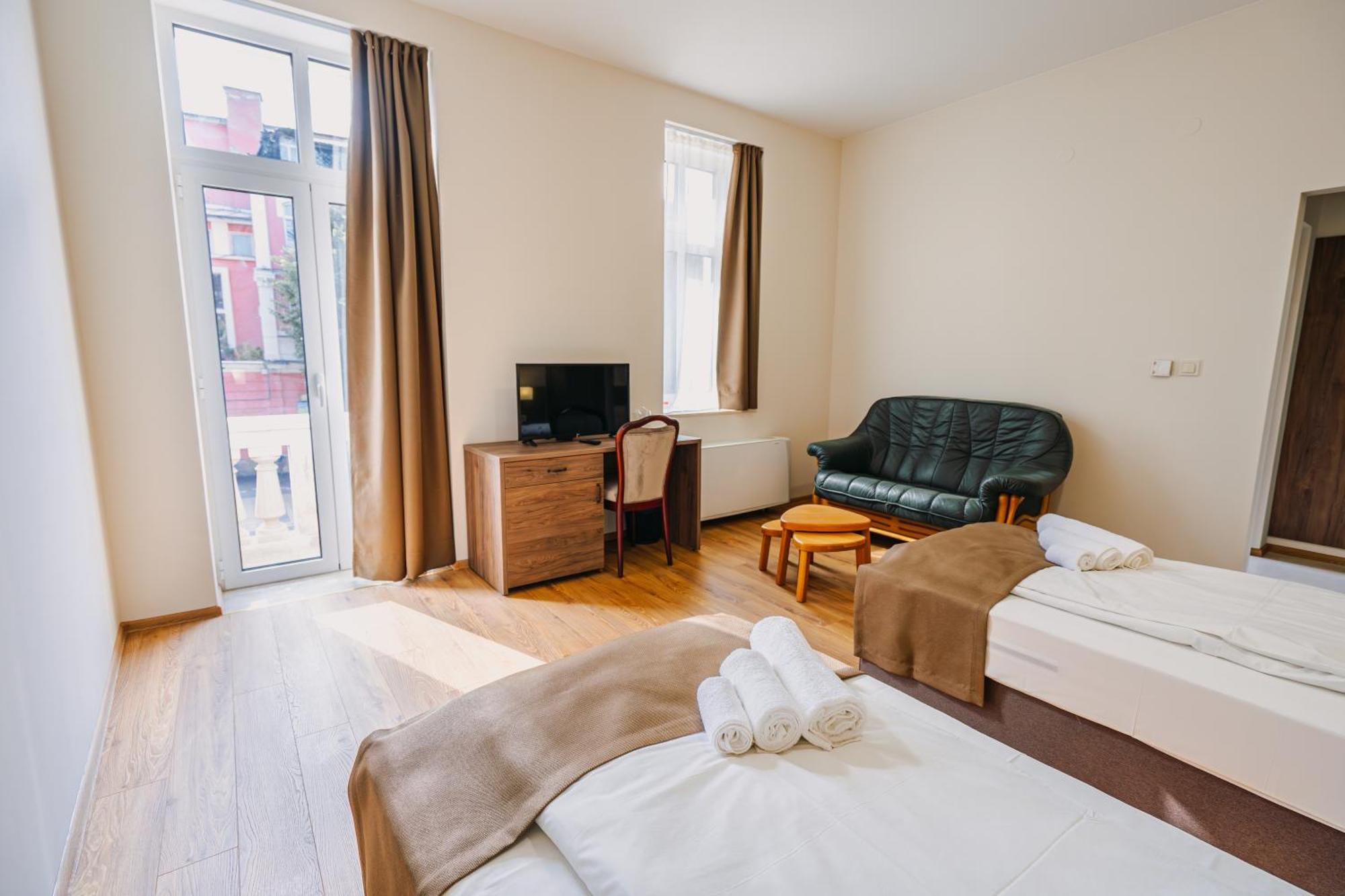 Hotel Хотел Театъръ Pleven Esterno foto