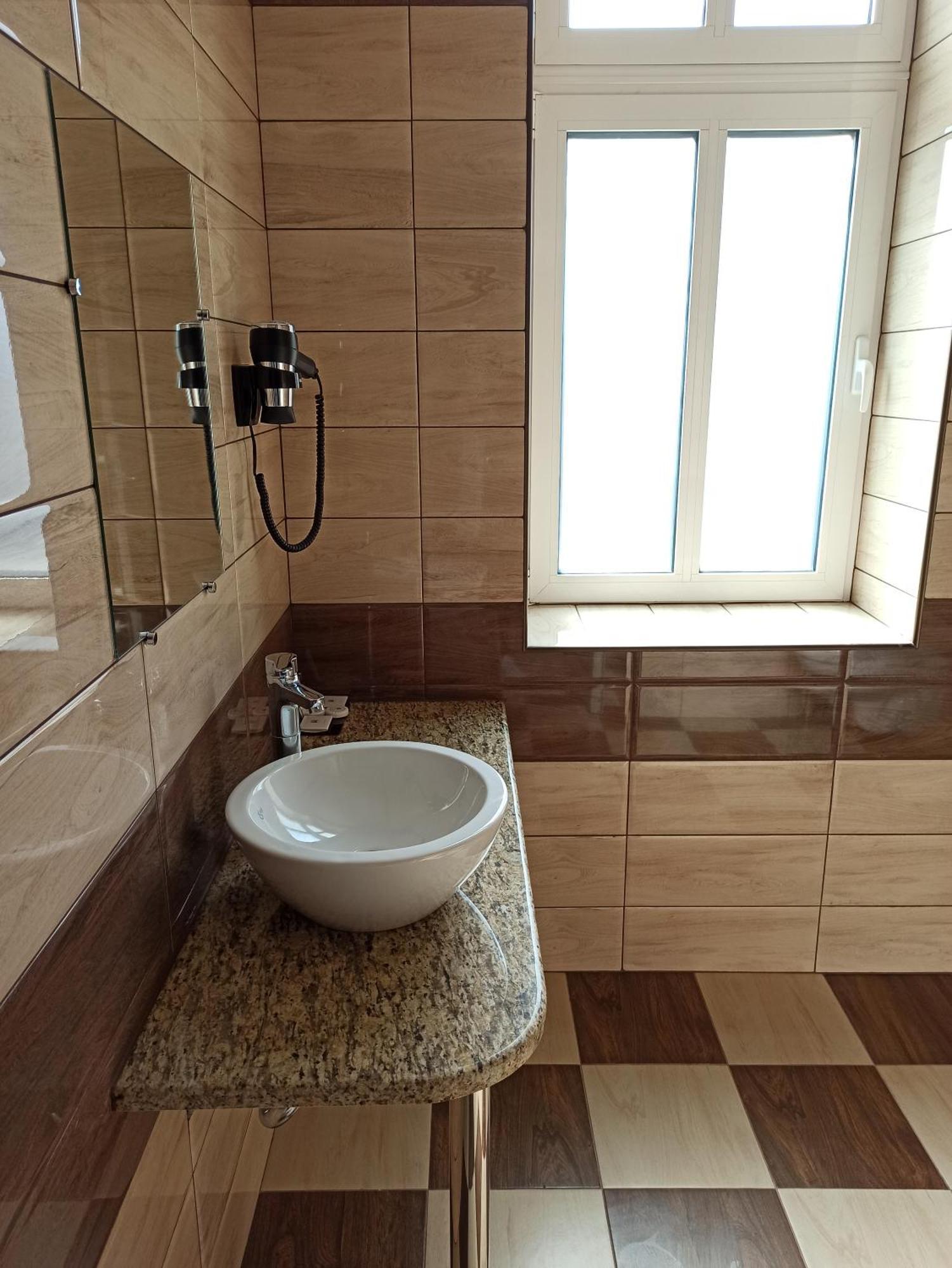 Hotel Хотел Театъръ Pleven Esterno foto