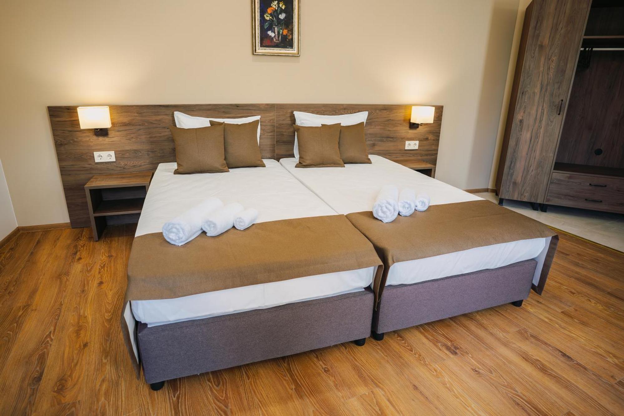 Hotel Хотел Театъръ Pleven Esterno foto