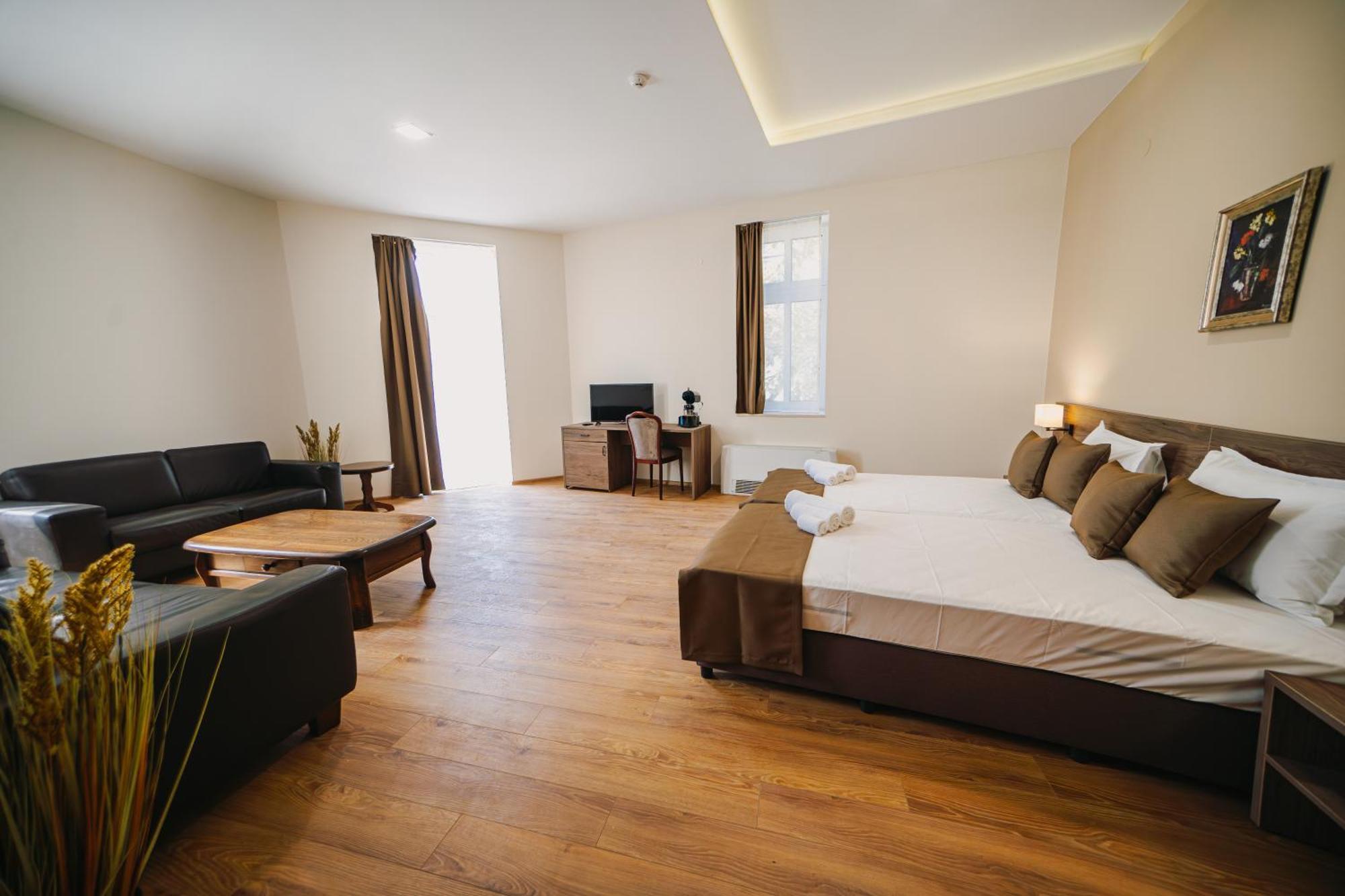 Hotel Хотел Театъръ Pleven Esterno foto