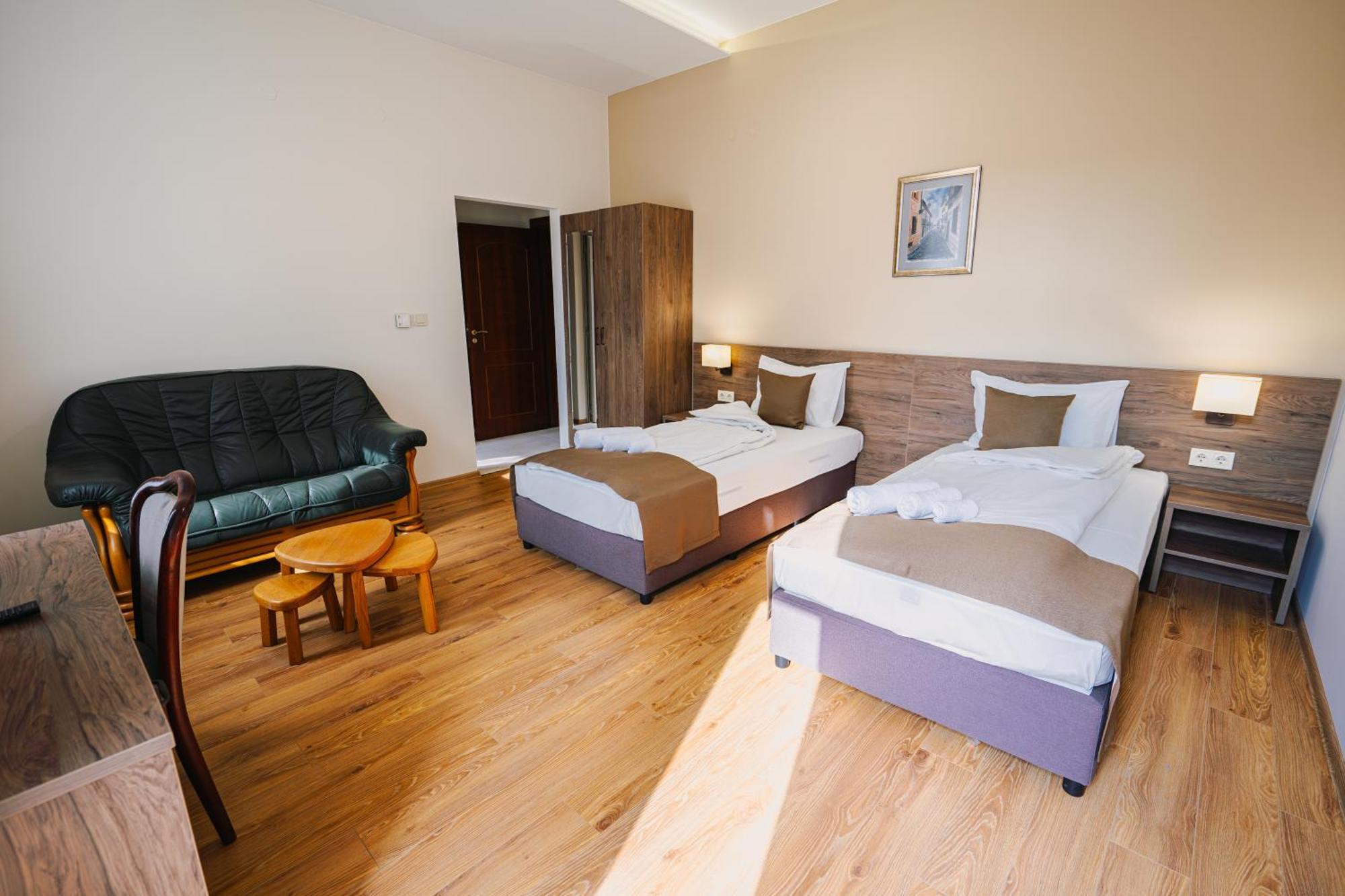 Hotel Хотел Театъръ Pleven Esterno foto