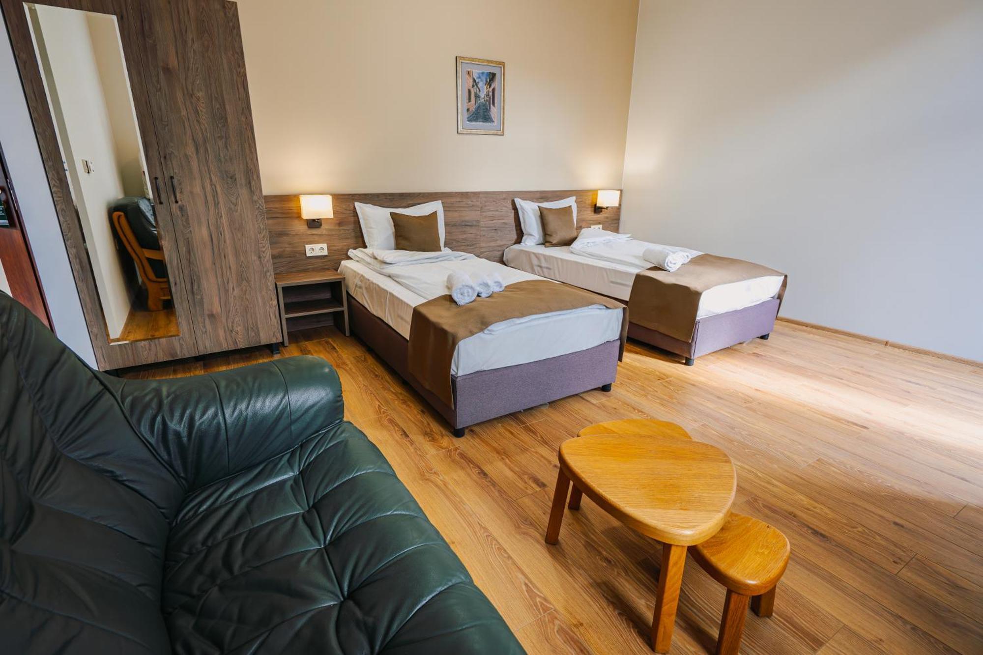 Hotel Хотел Театъръ Pleven Esterno foto